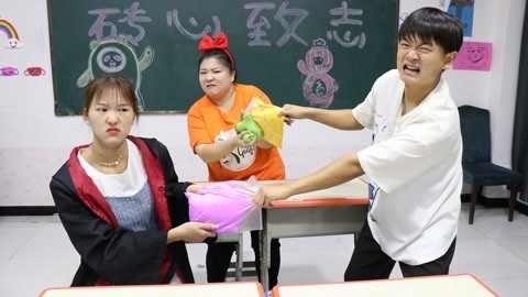 美女家务事 冬冬到处抢粘土，小晴想出妙招联合老师惩罚他，结局太解气了