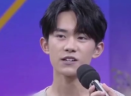 易烊千玺大爷遛弯式走姿