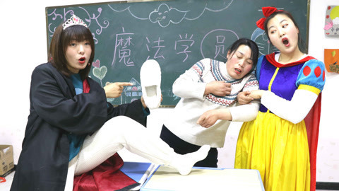 老师偷学小美的库洛牌魔法，没想却被小美的臭脚熏晕了，真逗