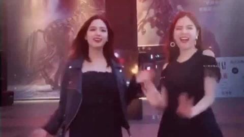 李一檬EMOO 双胞胎姐妹变妆街头秀