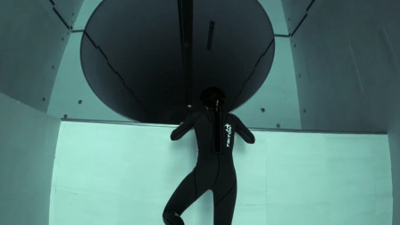 自由潜水40米，不带氧气瓶就靠一口气，妻子为自己拍摄