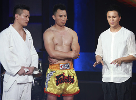 一票难求 拳王撕名牌上演肉搏大战