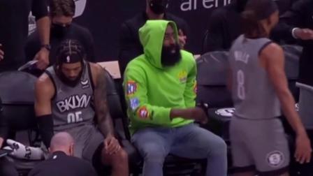 NBA热辣资讯 哈登一身休闲装扮在替补席观战！球迷：这衣服颜色太亮了！