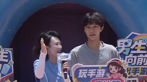 闯关前先玩大转盘 帅小伙被认可闯关姿势超标准