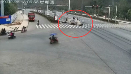 司机油门当刹车 小车路口撞飞3摩托车