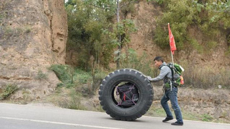 有些徒步旅行的人，为什么还要滚着一个轮胎，不累吗？