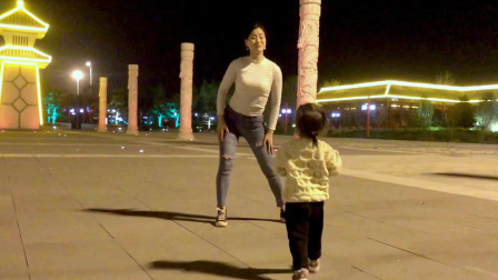 这美女大晚上出来尬舞孩子来壮胆哈哈