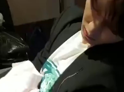 娱乐新鲜爆 李权哲偷拍朱正廷抱着狗狗睡觉