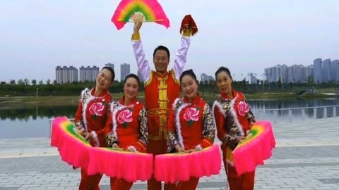 糖豆广场舞精选大众舞蹈 夫妻一起跳扇子舞 这年纪秀恩爱真让人羡慕