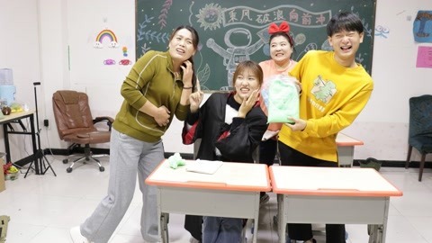 美女家务事 同学们玩粘土被没收，小晴竟用“痒痒粉”套路老师，这招太狠了