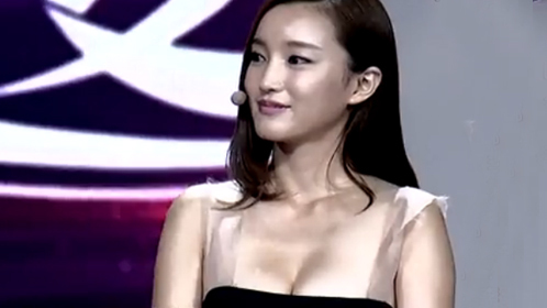 十足女神FAN “小周迅”走秀吊带脱落