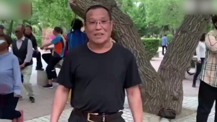 画风奇特！沈阳大爷大妈把头挂树上锻炼