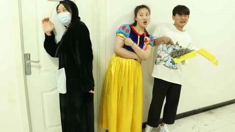 教室门口出现一个盲盒，小小用穿墙术寻找真相，会是恶作剧吗？