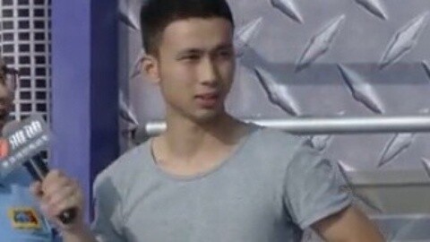 男生女生向前冲 田径小队连续两人上高地