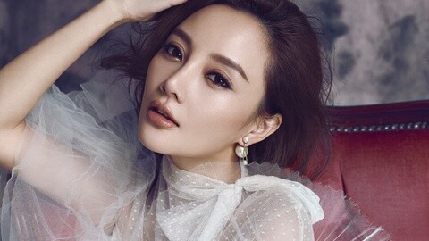Cover star 李小璐大秀美腿雪肌