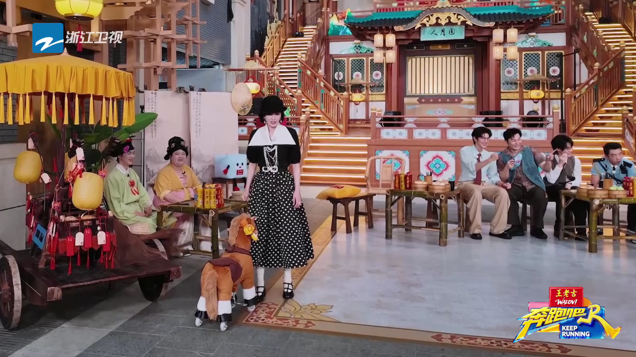 白鹿摘了姚译添眼镜给自己戴