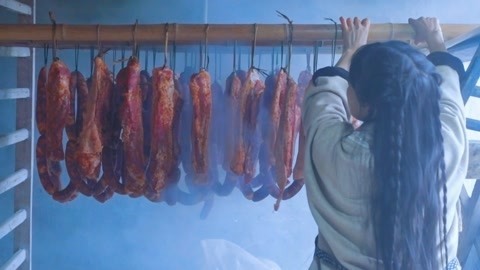 李子柒古香古食 香喷喷的腊肠煲仔饭呐！