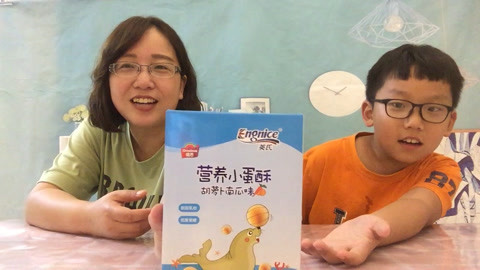 梁小轩和轩妈试吃各种美食 偷吃小弟弟的婴儿小蛋酥