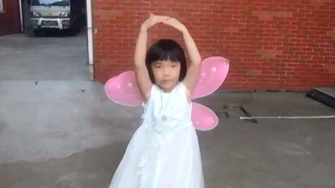 唱罢吹灯 小姑娘跳舞童年庆祝儿童节