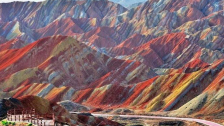 甘肃神奇的彩虹山，究竟是怎么形成的？