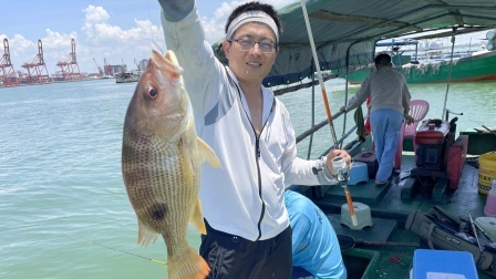 渔夫找到大鱼窝，连钓几十斤好鱼，引来3条船争抢