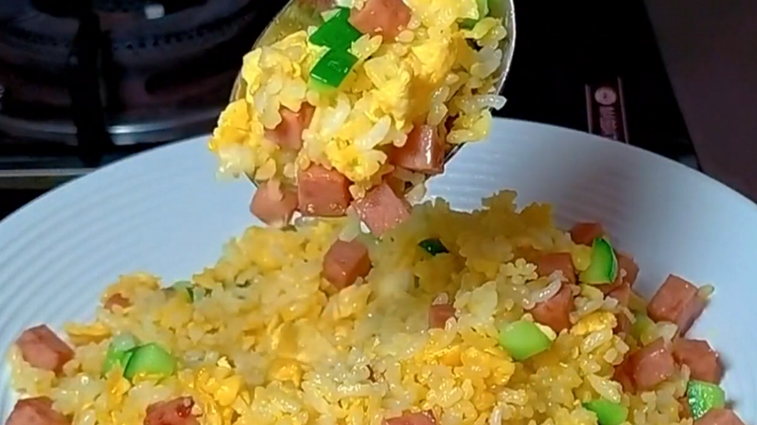 人气美食 “金包银”蛋炒饭 金黄米饭粒粒分明
