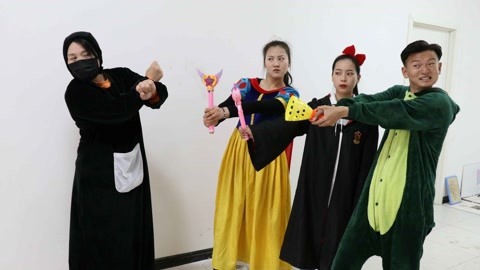小小对同学们施变身魔法，他们联手对抗黑衣人，能打败吗？