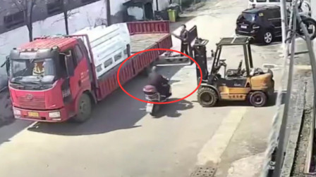 电动车车主险被“削”脑袋 全靠头盔护命