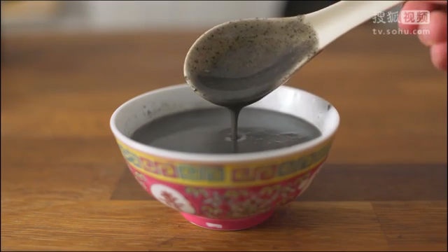 美&middot;食 用纯芝麻酱做简单的黑芝麻糊，再也不用去超市买快冲芝麻糊了