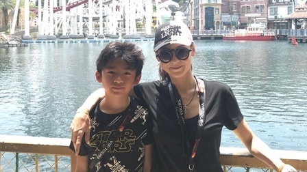 土豆娱乐快报 2018 2月 张柏芝带大儿子游玩 Lucas颇有爸爸风采