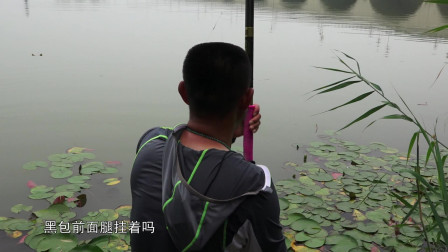 遛了好久终于把这条大鱼拉出水面了，个头够大没白遛啊