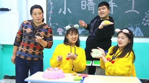美女家务事 学生用无硼砂泥做蛋糕
