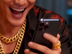 退休老伯在网络世界走红，心知肚明的你情我愿