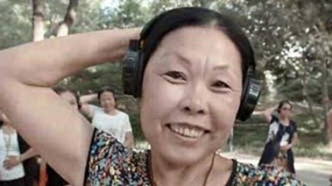 囧闻一箩筐 抢劫犯遭广场舞大妈围堵