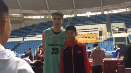 中航大对阵东北大学，赛后贾明儒与小球迷合影