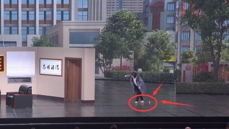 马丽称鞋跟断掉是意外：赶紧揣兜 网友：还以为是故意断的