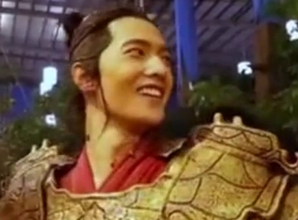 娱乐新鲜爆 杨洋《武动乾坤》被虐吃泥