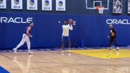 NBA热辣资讯 汤普森穿77号球衣训练！球迷：希望他早日回到赛场上！