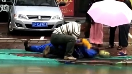 辽宁暴雨外卖员掉入水坑中溺亡 现场痛心