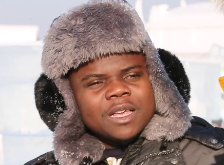 非洲小伙儿为女友做冰雕