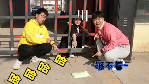 美女家务事 粘土掉门外捡不到，小晴求助同学竟遇奇葩二人组，真是猪队友