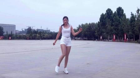 姐姐一个人在广场跳舞《舞姿很难看但勇气可嘉》点赞的有没有