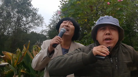 唱罢吹灯 笑翻了，蘑菇头大爷与小伙搞笑翻唱《999朵玫瑰》