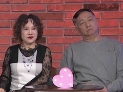 男嘉宾现场献花 卫生习惯引发热议