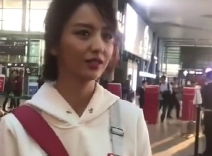 全民路透社 佟丽娅机场与粉丝畅聊