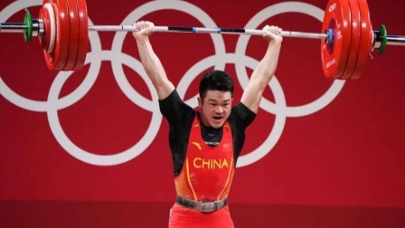 全运举重男子73KG级，石智勇超世界纪录夺冠