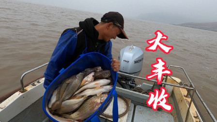 阿杰今年最后一次放排钩，海货大爆发狂拉50多斤，一路送人太豪横