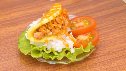 蛋包牛肉配米饭