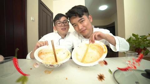 小缸和阿灿 兄弟挑战螺蛳粉煮火鸡面