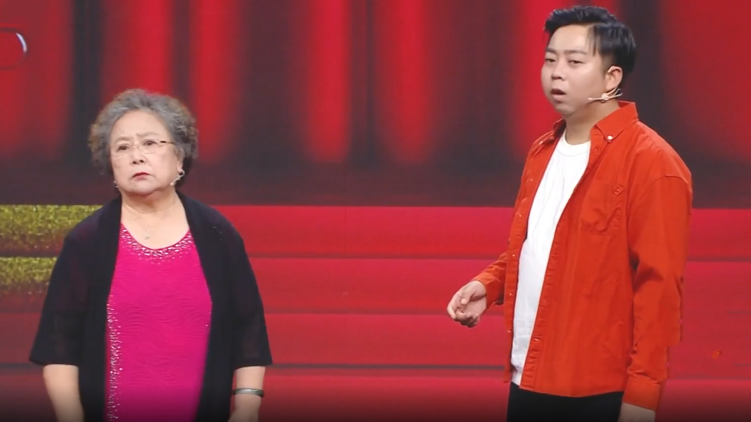 群英会 李明珠盛伟搭档表演脱口秀《流金岁月》